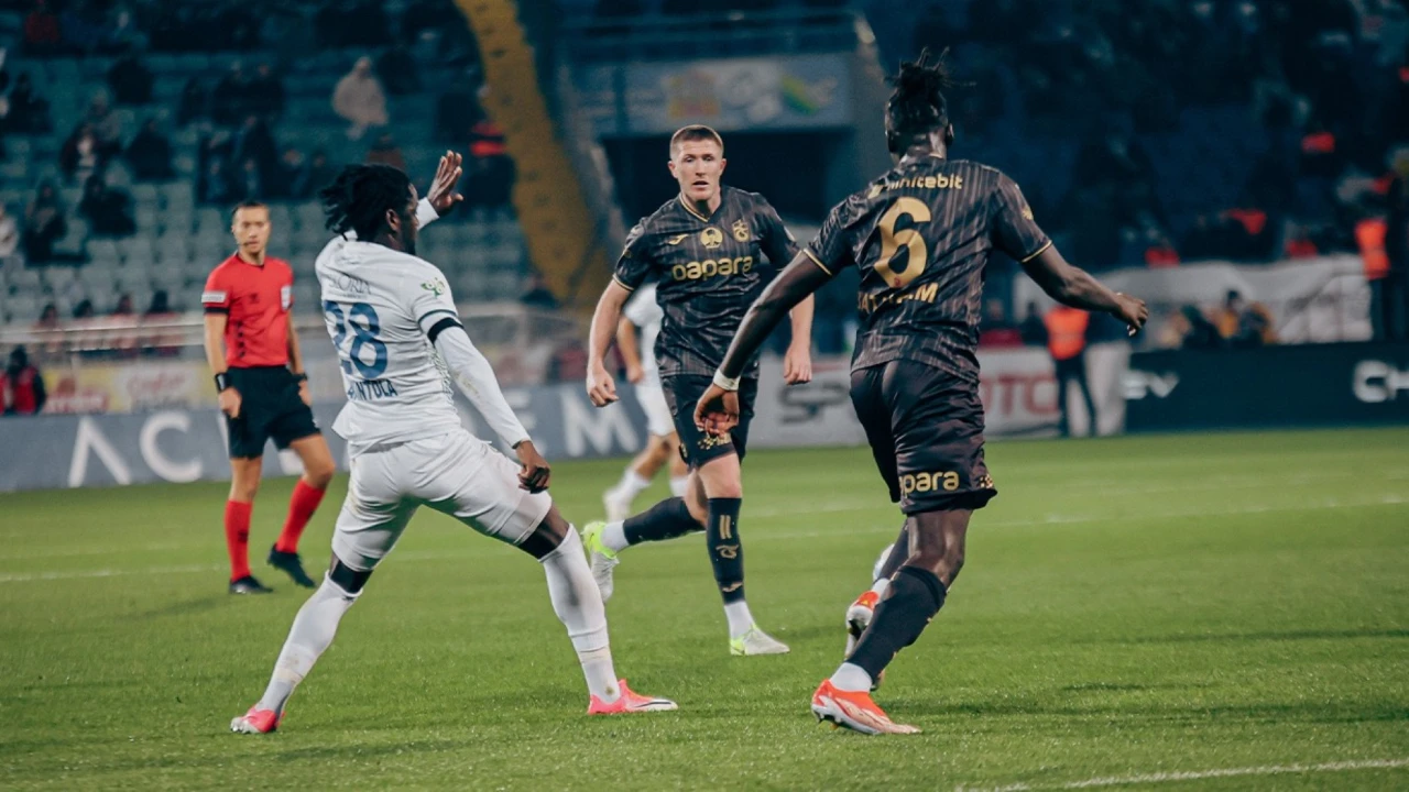 Trabzonspor’a Rize Maçı Öncesi Çok Kötü Haber! İki Yıldız İsim Oynayamayacak!