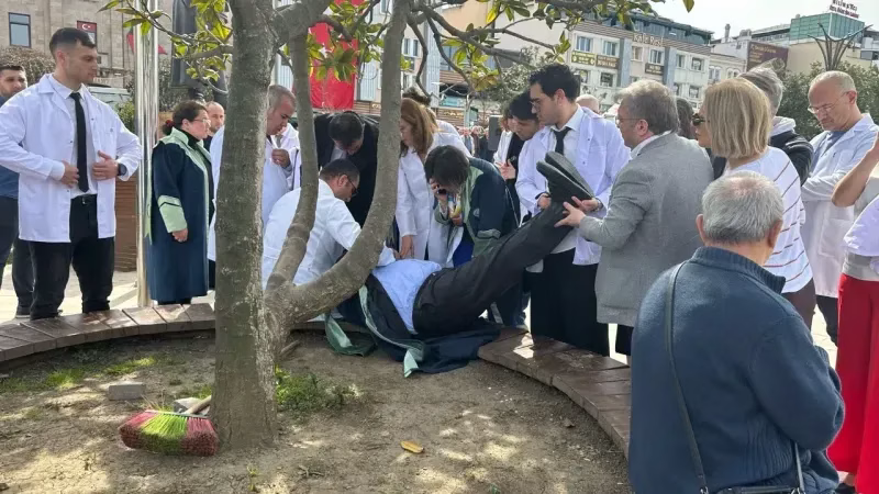 Dekan Kürsüde Yığıldı! Tıp Bayramı’nda Şok Gelişme!