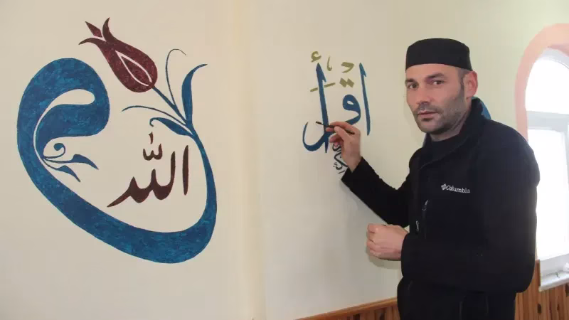 Giresun’un Dereli İlçesi Çalca Köyü Camii, İmam Korkmaz’ın Elleriyle Hat Sanatı İle Donatıldı