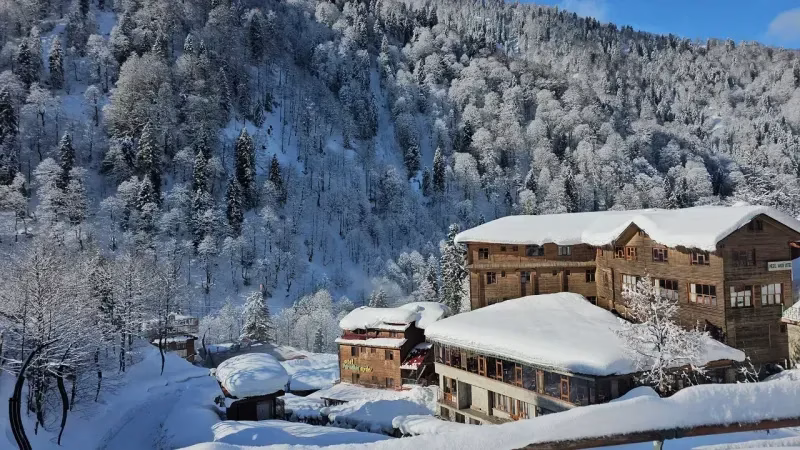 Karın Beyaz Şehri: Rize’nin Ayder Yaylası 2 Metrelik Karla Bembeyaz