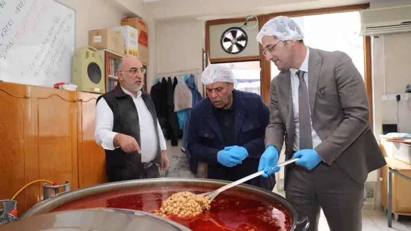 Akçaabat’ta İftar Sofrası Rekoru! Binlerce Kişi Aynı Anda Dua Etti