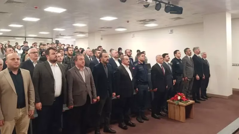 Çaykara’da İstiklal Marşı Coşkusu: Mehmet Akif Sahneden İndi!