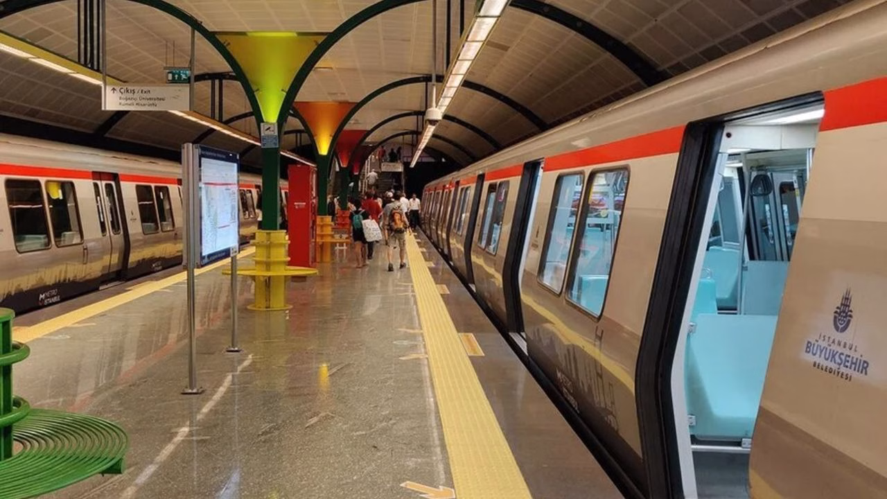 demokrasiye giden yol metrodan gecmedi taksim hatti kapatildi.jpg