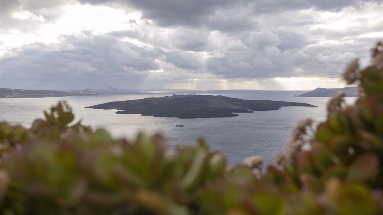 ege denizinde volkanik hareketlilik santorini adasinda fay kiriliyor.jpg