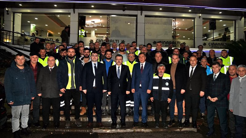 Trabzon Büyükşehir Belediyesi Karla Mücadelede Öne Çıktı: Başkan Genç Personelle İftar Yaptı