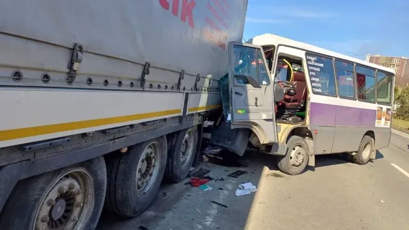 Artvin’de Minibüsle Tırın Çarpışması: 12 Kişi Yaralandı, Kazanın Anı Kameraya Yakalandı