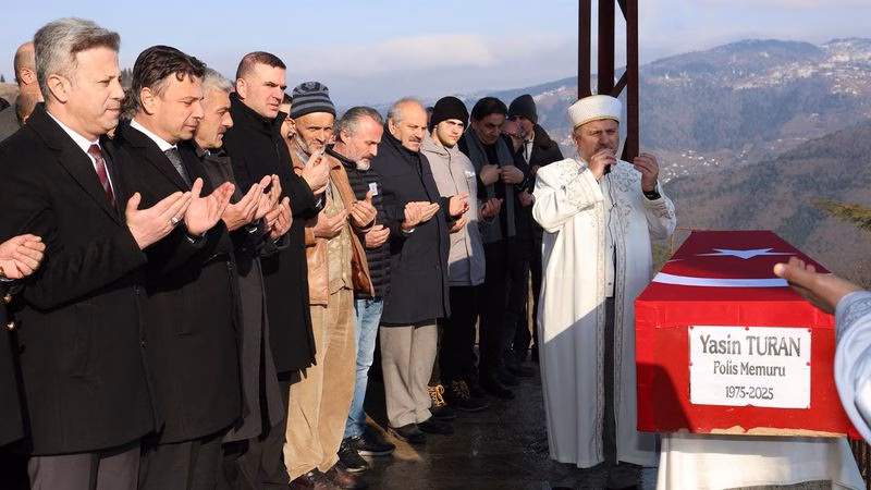 Trabzonlu Polis Memuru Yasin Turan’ın Acı Verici Vefatının Ardından Binlerce Kişi Son Yolculuğuna Eşlik Etti