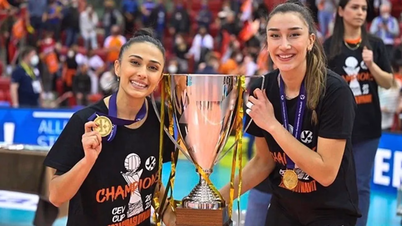 simge akozden ekrem imamoglunun gozaltisina ataturklu mesaj.webp