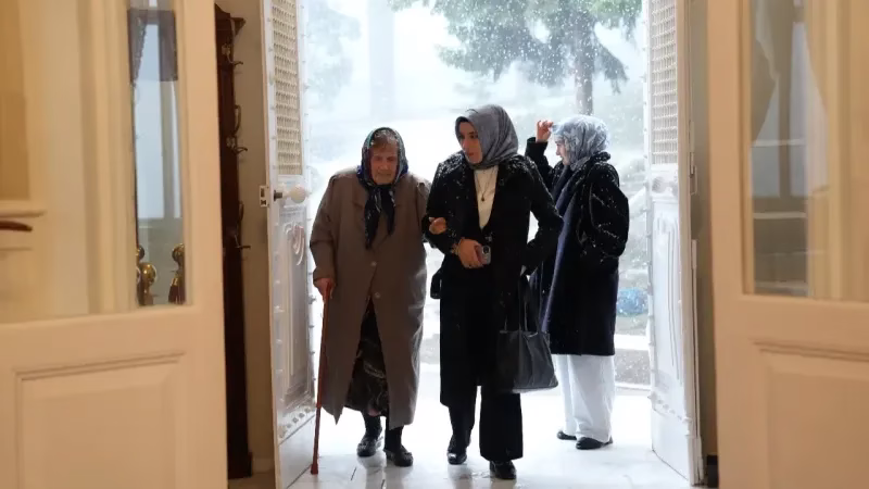 Trabzon’da Yaşlılar Coştu! Akvaryumda Köpekbalığı Şov!