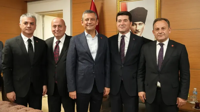 Özgür Özel’in Trabzon Turu: İmamoğlu Ailesiyle Gizemli Buluşma!