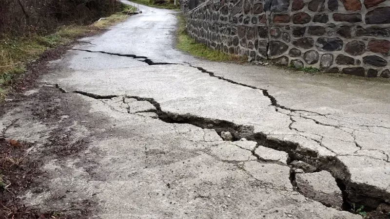 Trabzon’da Beton Kabus: Sağanak Yolu Yuttu, Halk Panikte!