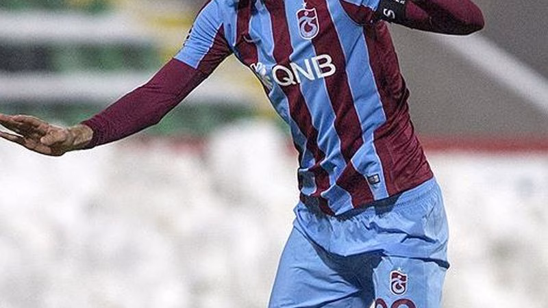 Şaşkına Çeviren Hareket: Eski Trabzonsporlu Futbolcu Elle Çıkarma Yaparak Kırmızı Kart Gördü!