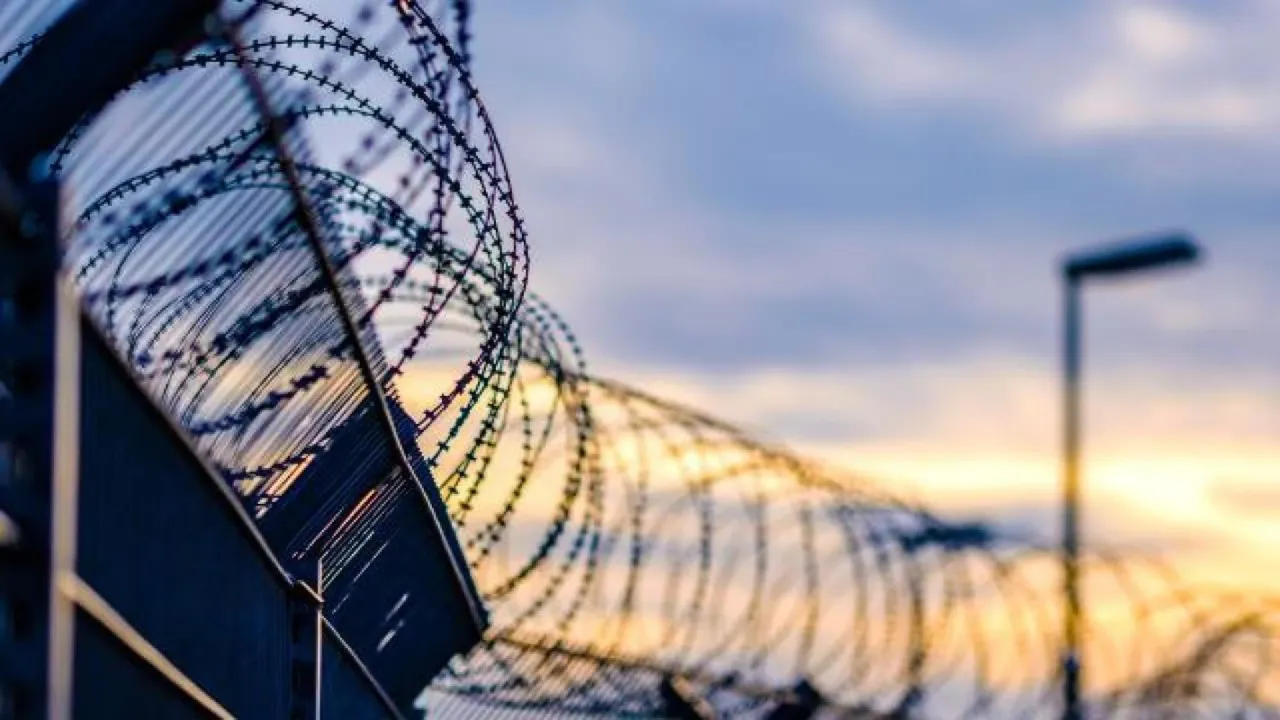 Adalet’te Şafak Söküyor: Mahkumlara Gündüz Güneş, Gece Demir!