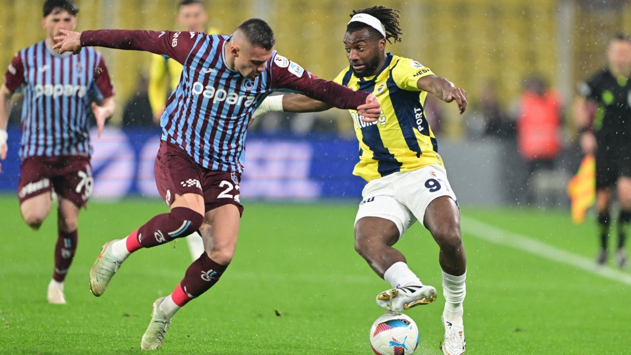fenerbahce trabzonspor derbisinde ilk yari trabzonsporun ustunluguyle tamamlandi.jpg