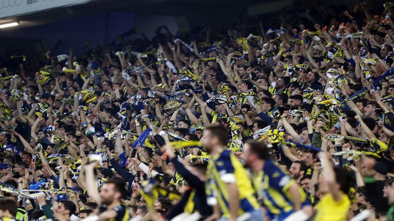 Fenerbahçe’de ŞOK DALGASI! 11 YILDIZ GİDİYOR, YER YERİNDEN OYNAYACAK!
