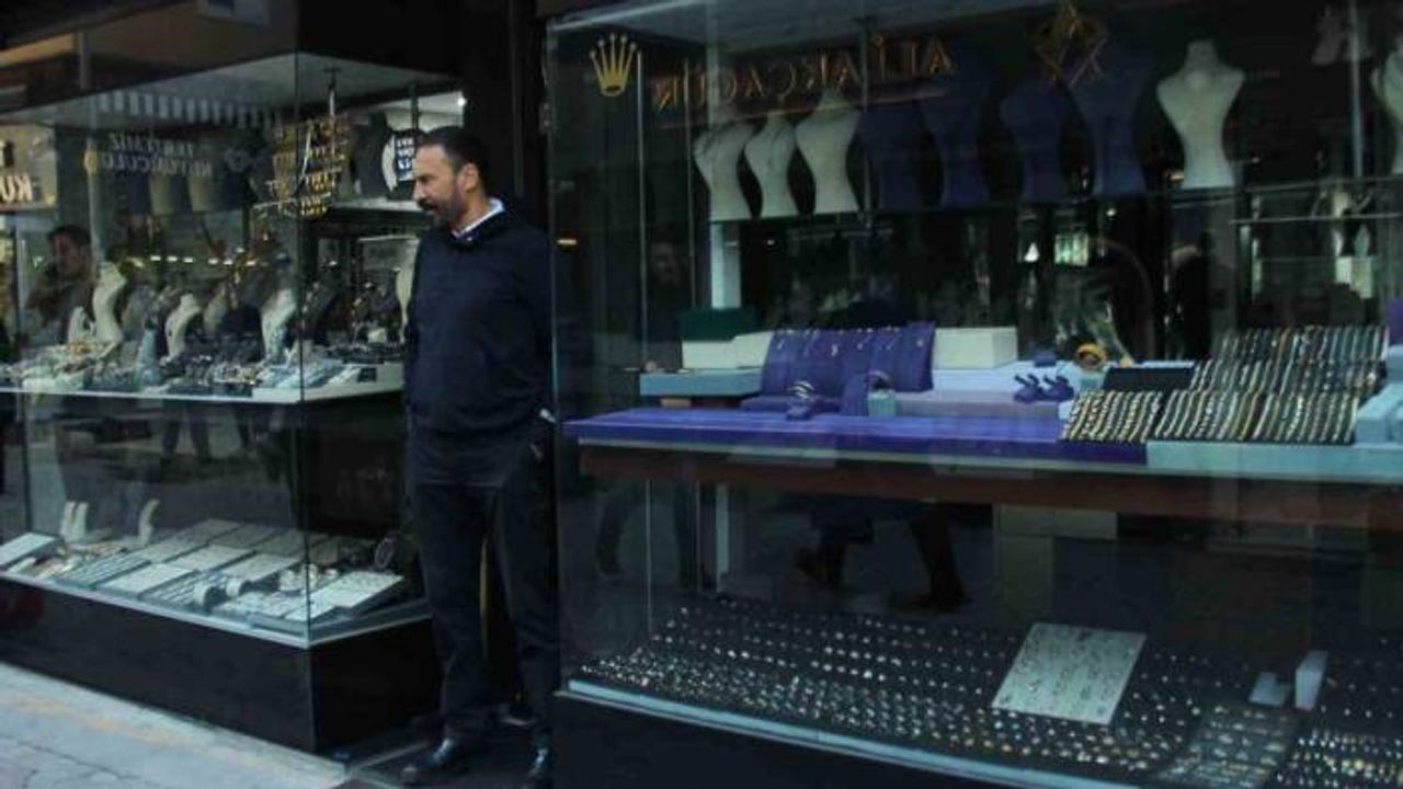 İzmir’de altın krizi büyüyor: Kuyumcular vitrinlerini kararttı