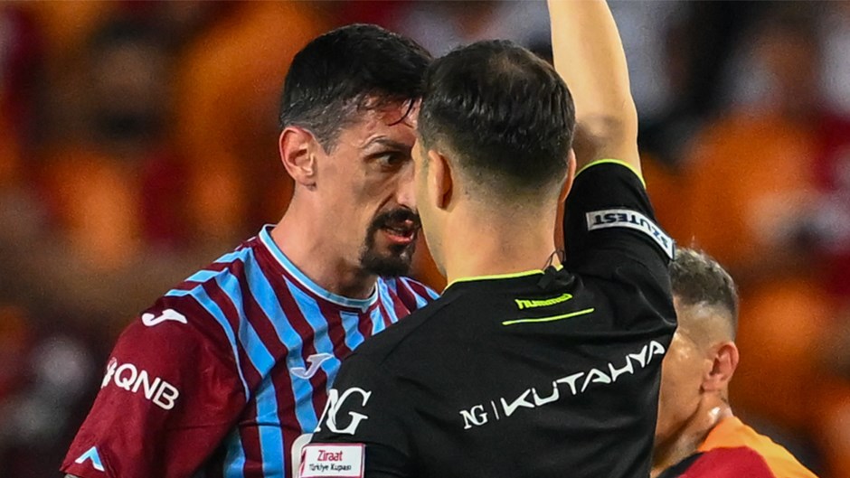 Kupa Finalinde Hakem Skandalı! Savic’in Fısıltısı Maça Gölge Düşürdü!