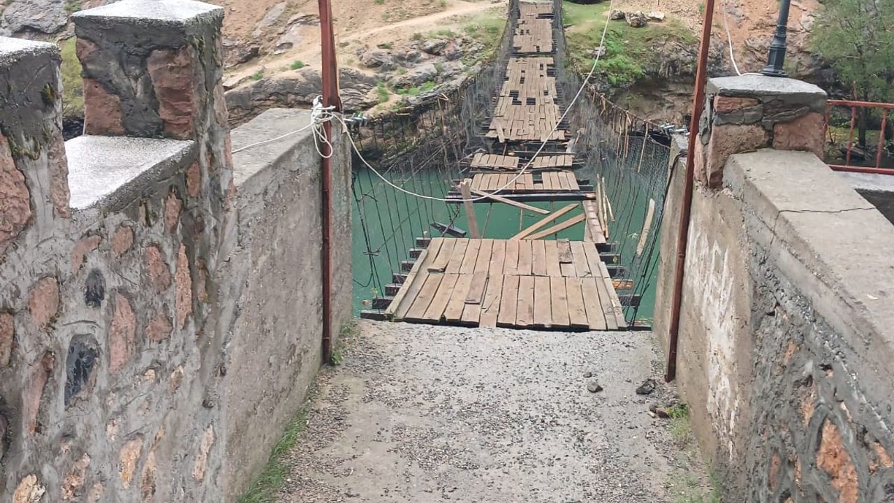 Ölümcül Fırtına Vurdu! Çocuk Kıl Payı Kurtuldu, Köprüler Yıkıldı!