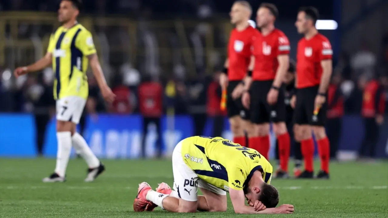 galatasaray fbahcenin maglubiyetiyle sampiyonluga bir adim daha yaklasti.webp