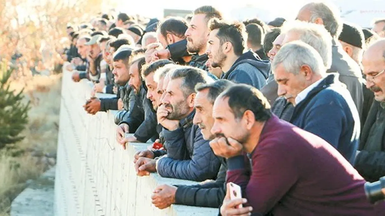 kor kuyulara tas atanlar.webp