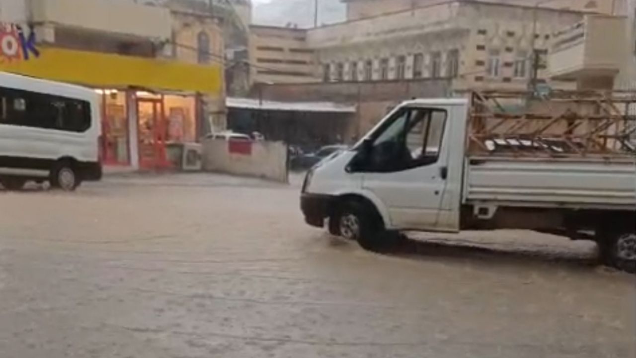 mardinde saganak cadde ve sokaklar suyla doldu.jpg