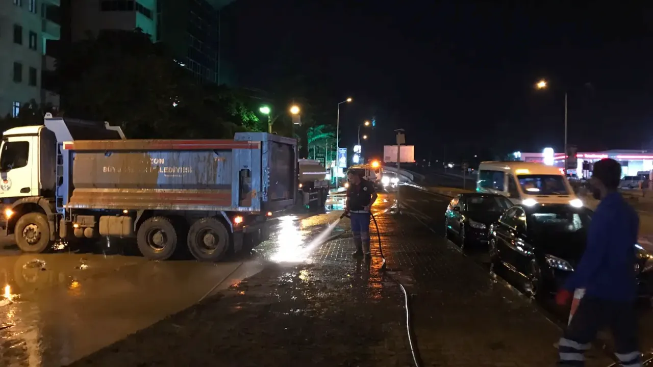 Trabzon’da Sel Kabusu! Belediye Ekipleri Şafak Sökene Dek Çalışacak