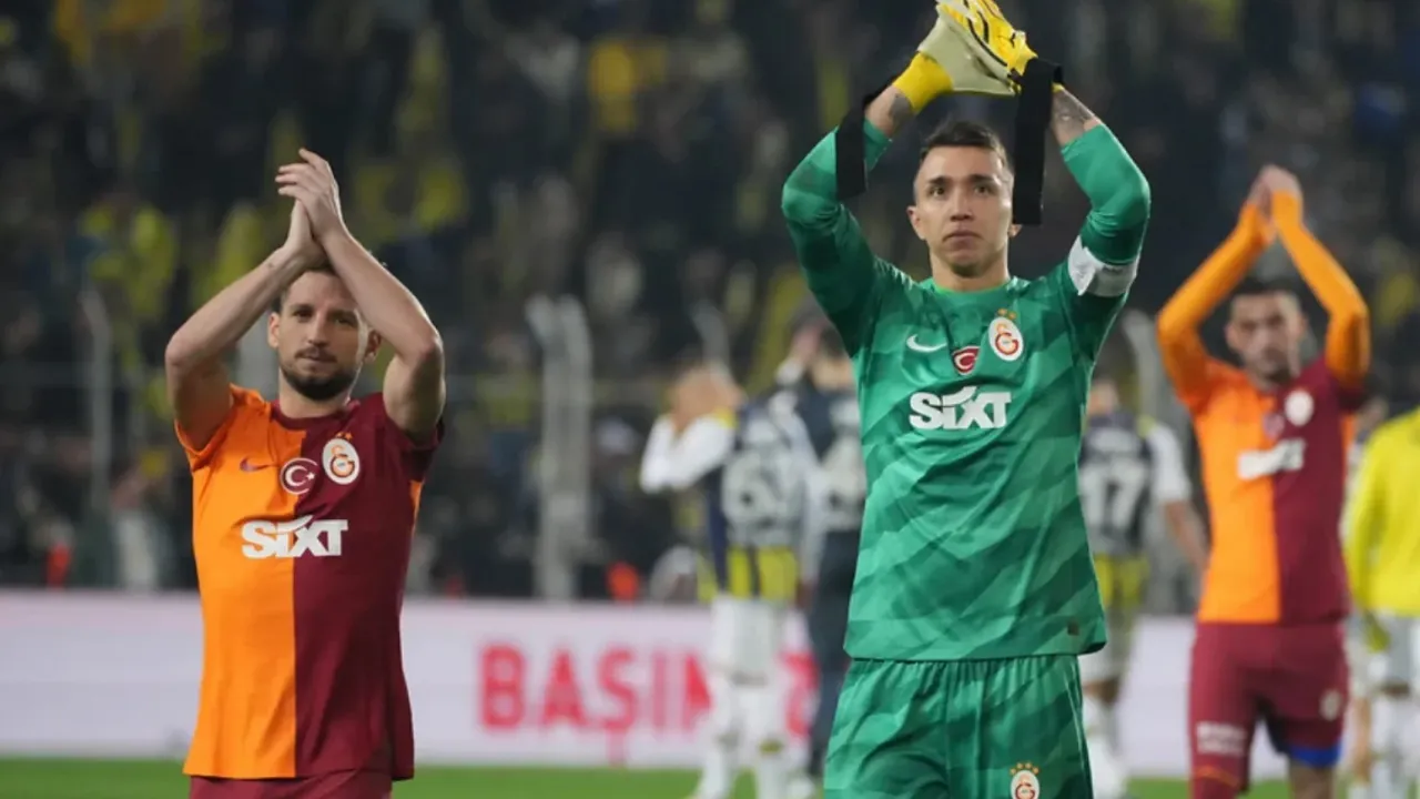 BOMBA! Galatasaray’ın Efsanesi Sahaları Terk Ediyor: Mertens Şok Kararı!