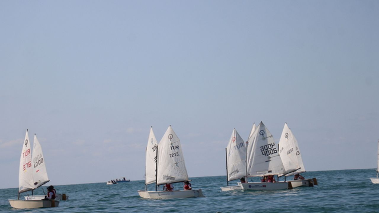 Trabzon’da Denizde Tehlikeli Dans! Yelkenler Bayramla Coştu