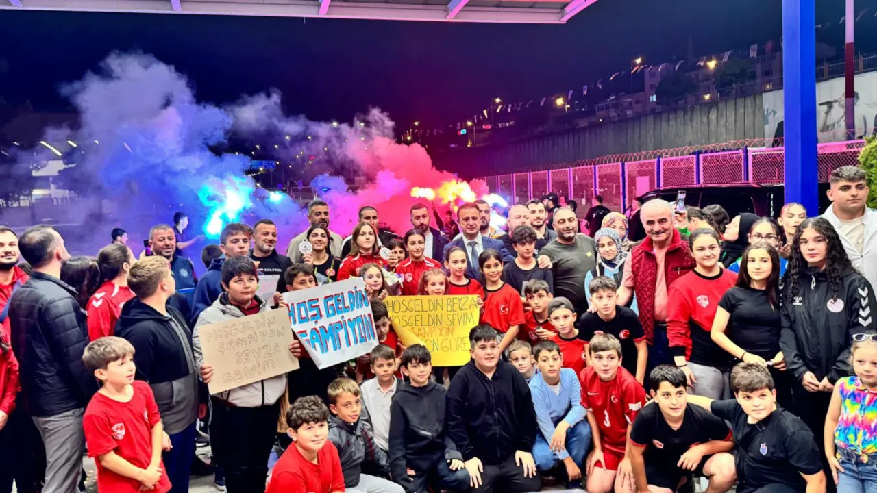 Trabzonlu Güreşçilerden Tarihi Zafer: Havalimanı Bayram Yerine Döndü!