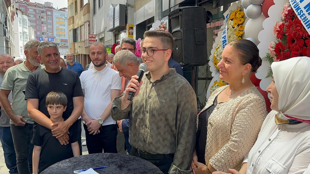 18’lik Girişimci Trabzon’u Nostaljiye Boğdu: Antika Kafe Açıldı!