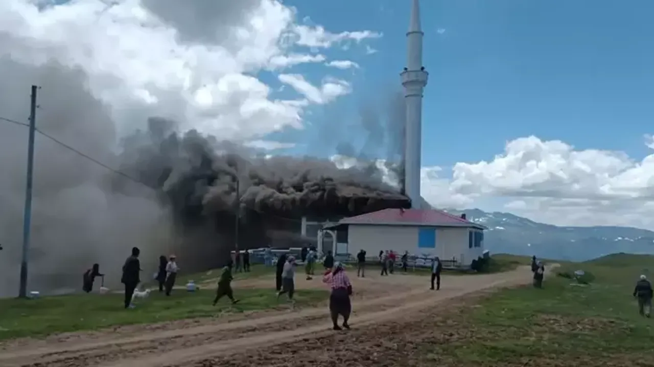 Yayla Camiinde Alevler Yükseldi: Kutsal Mekanda Korkunç Yangın!