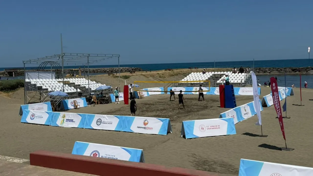 Trabzon’da Kum Fırtınası! Plaj Voleybolu Şöleni Başladı!