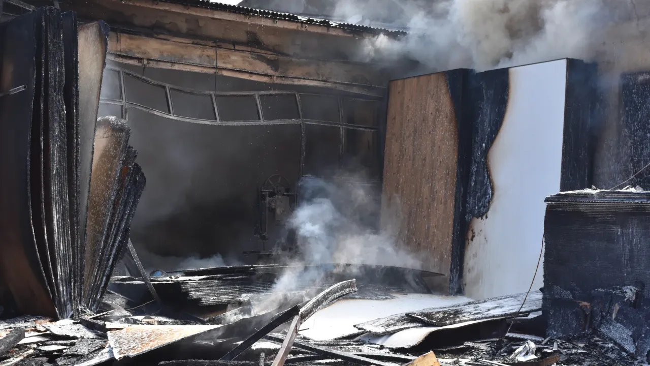 Trabzon’da Alev Topu! Mobilya Atölyesi Cehenneme Döndü!