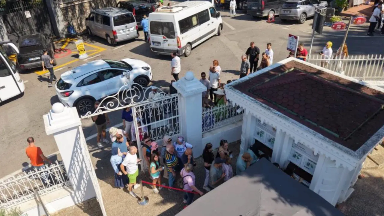 Atatürk Köşkü’nde Ziyaretçi Yoğunluğu