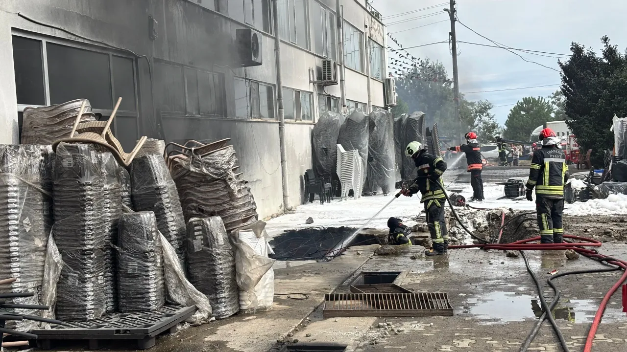 Trabzon Alevlere Teslim! AVM Yangını Sahil Yolunu Felç Etti!
