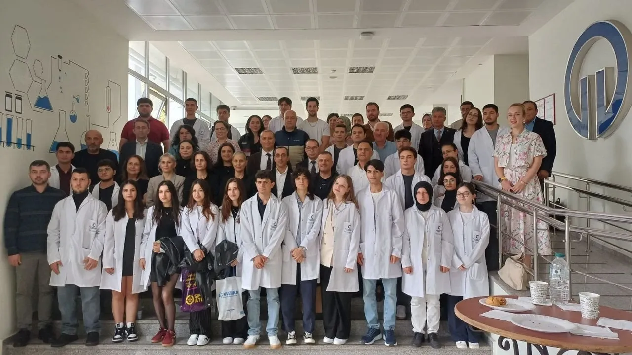 KTÜ’de Bilim Coşkusu: Genç Kimyagerler Beyaz Önlükleriyle Sahneye Çıktı!