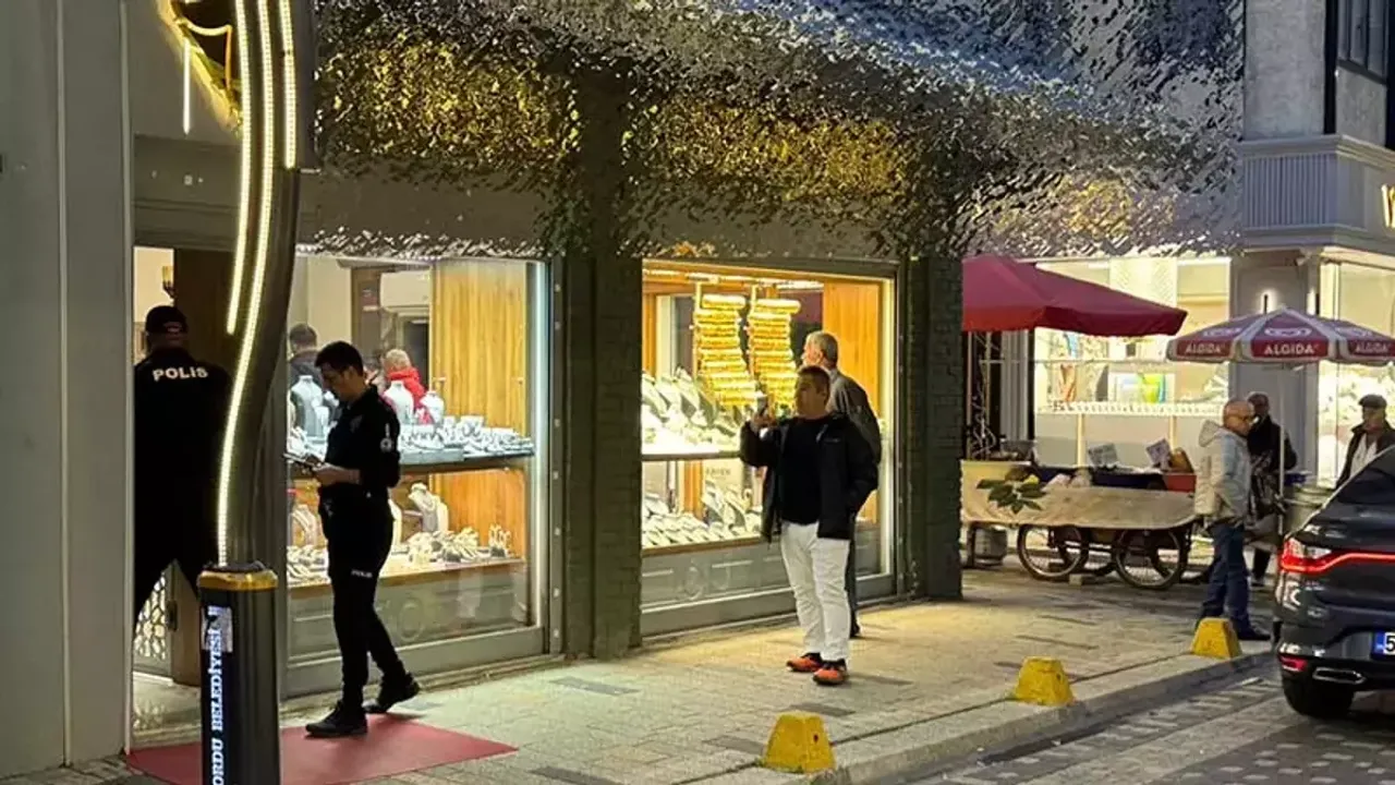 Altın Hırsızı Kameraya Sırıttı!