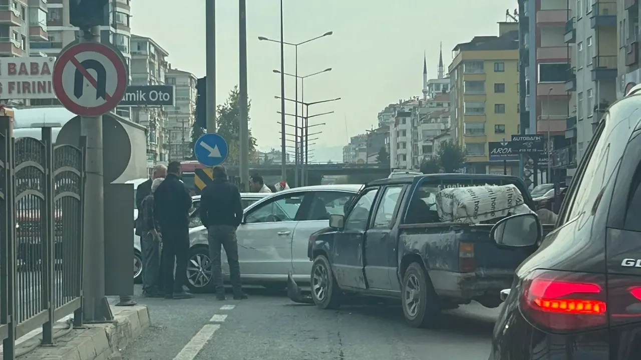 Trabzon Akçaabat’ta Trafik Kazası Araç Kuyruğuna Neden Oldu