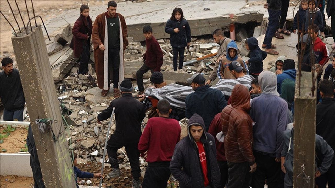 Gazze’de hava şartları ve çöken binalar nedeniyle ölen ve kaybolanların sayısı 12’ye ulaştı