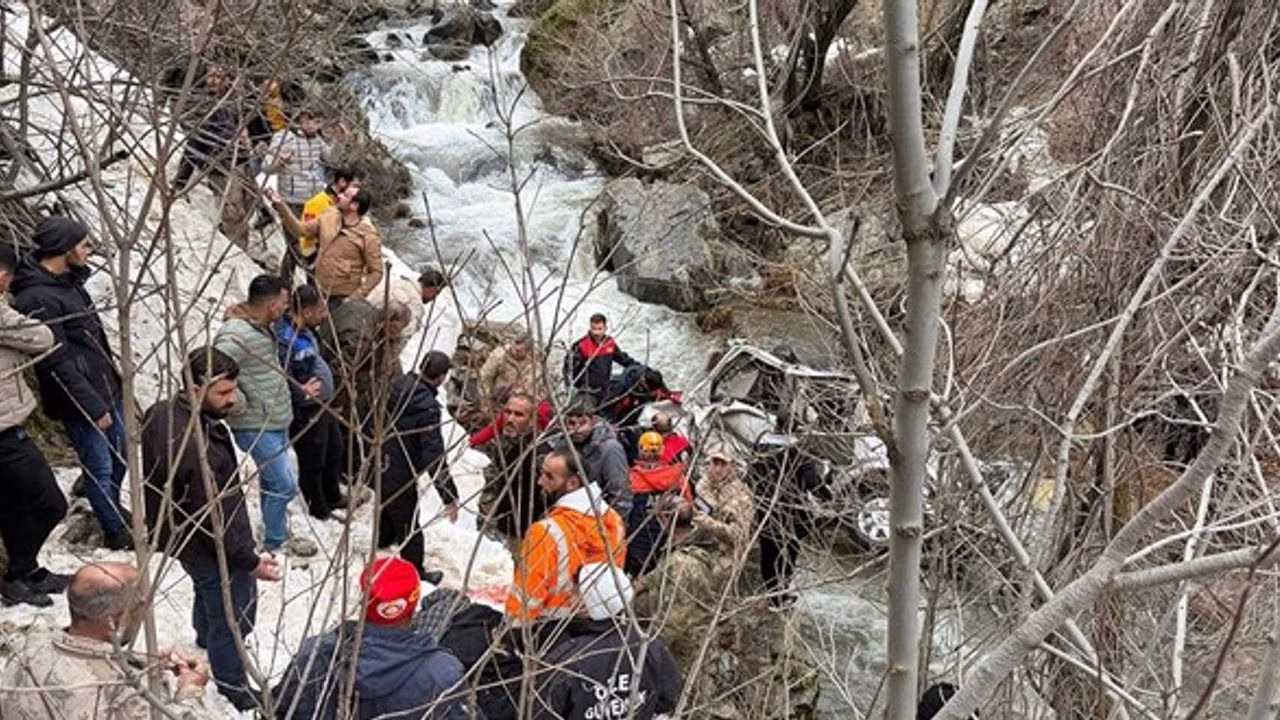 hafif ticari arac dereye dustu 3 olu 5 yarali
