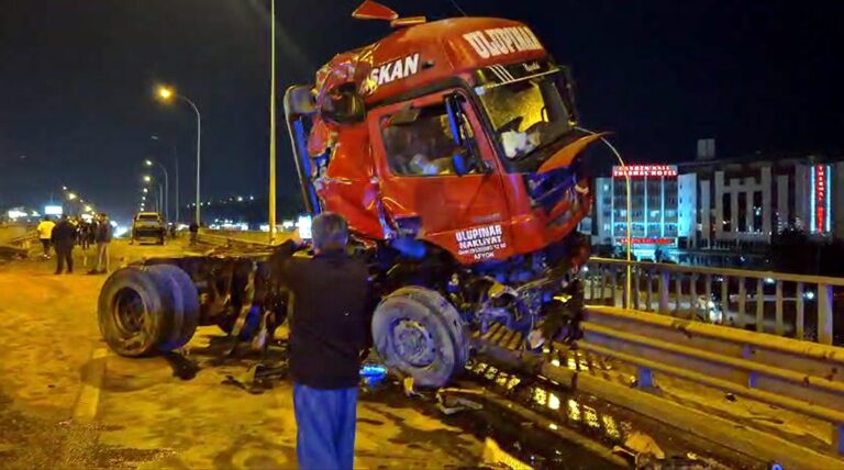 Afyonkarahisar’da Dehşet: Araçlar Köprüde Asılı Kaldı Afyonkarahisar'da Dehşet: Araçlar Köprüde Asılı Kaldı
