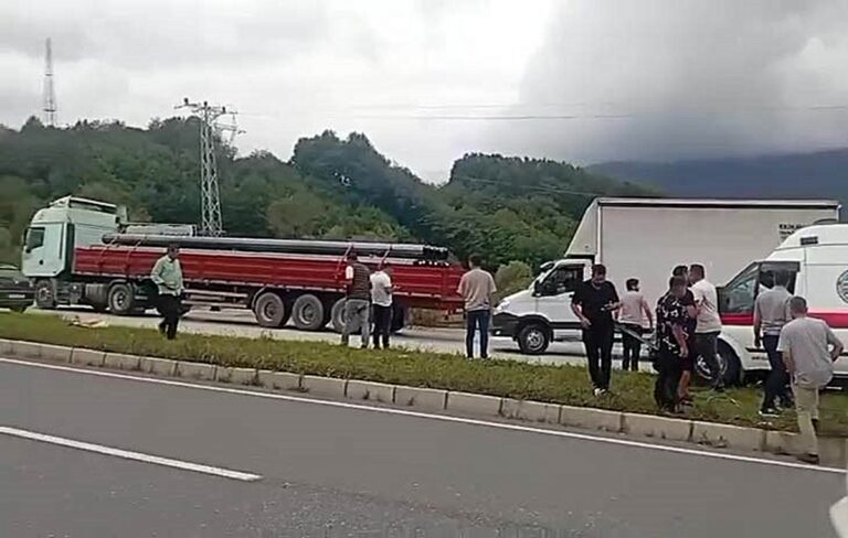 Akçakoca Yolunda Feci Kaza: Ambulans Tıra Çarptı