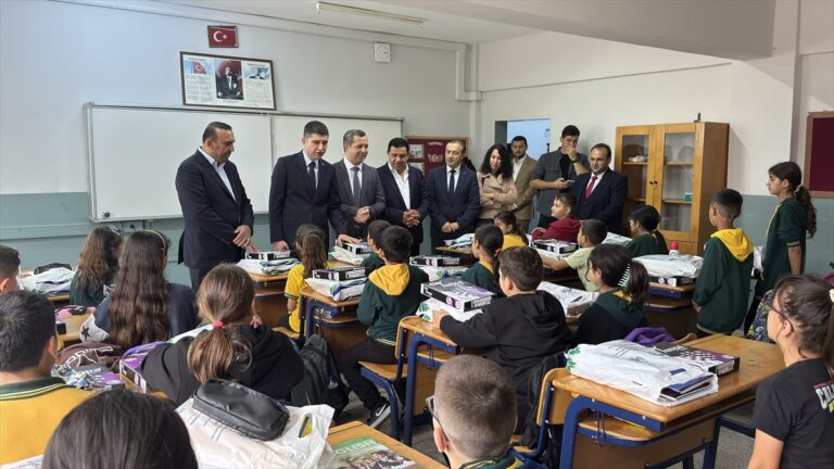 Alaçam'da 1775 Öğrenciye Büyük Kırtasiye Desteği