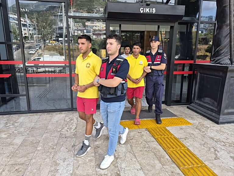 Alanya’da Market Çalışanını Bıçaklayan Kardeşlere Hapis Alanya'da Market Çalışanını Bıçaklayan Kardeşlere Hapis