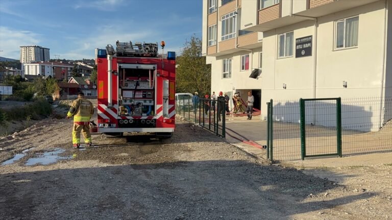 Alevler Evi Sardı: Komşular Can Kurtardı