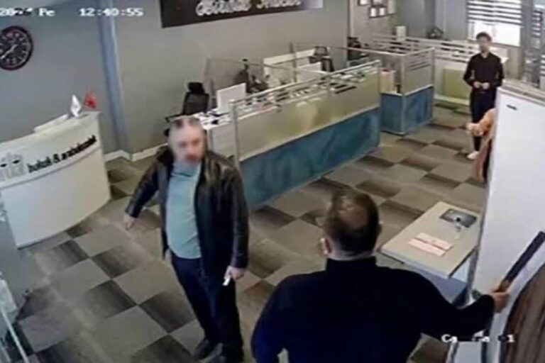 Avukatın Boğazına Bıçak Dayayan Sanığa Tahliye Avukatın Boğazına Bıçak Dayayan Sanığa Tahliye