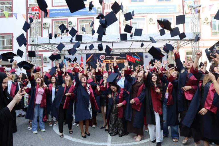 Bakü’de Mezuniyet Heyecanı: 200 Öğrenci Kep Attı Bakü'de Mezuniyet Heyecanı: 200 Öğrenci Kep Attı