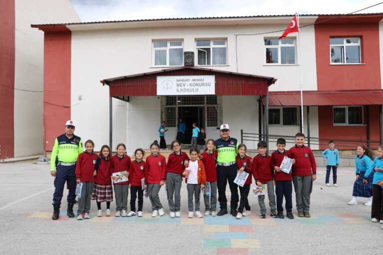 Bayburtlu Öğrencilere Jandarmadan Hayati Eğitim Bayburtlu Öğrencilere Jandarmadan Hayati Eğitim
