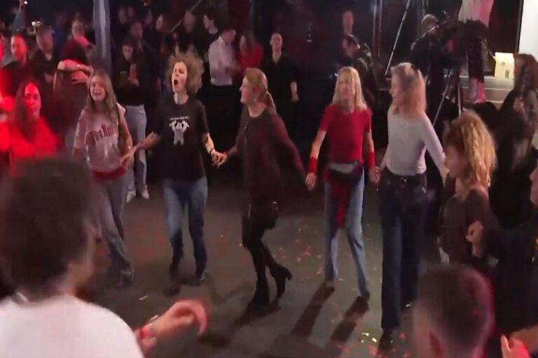 Berlin’de Elif Eralp Fırtınası: Sandıktan Zafer Çıktı Berlin'de Elif Eralp Fırtınası: Sandıktan Zafer Çıktı