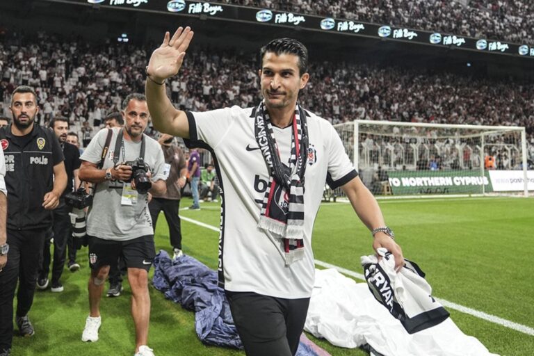 Beşiktaş Efsanesi Necip Uysal’dan Sürpriz Karar Beşiktaş Efsanesi Necip Uysal'dan Sürpriz Karar